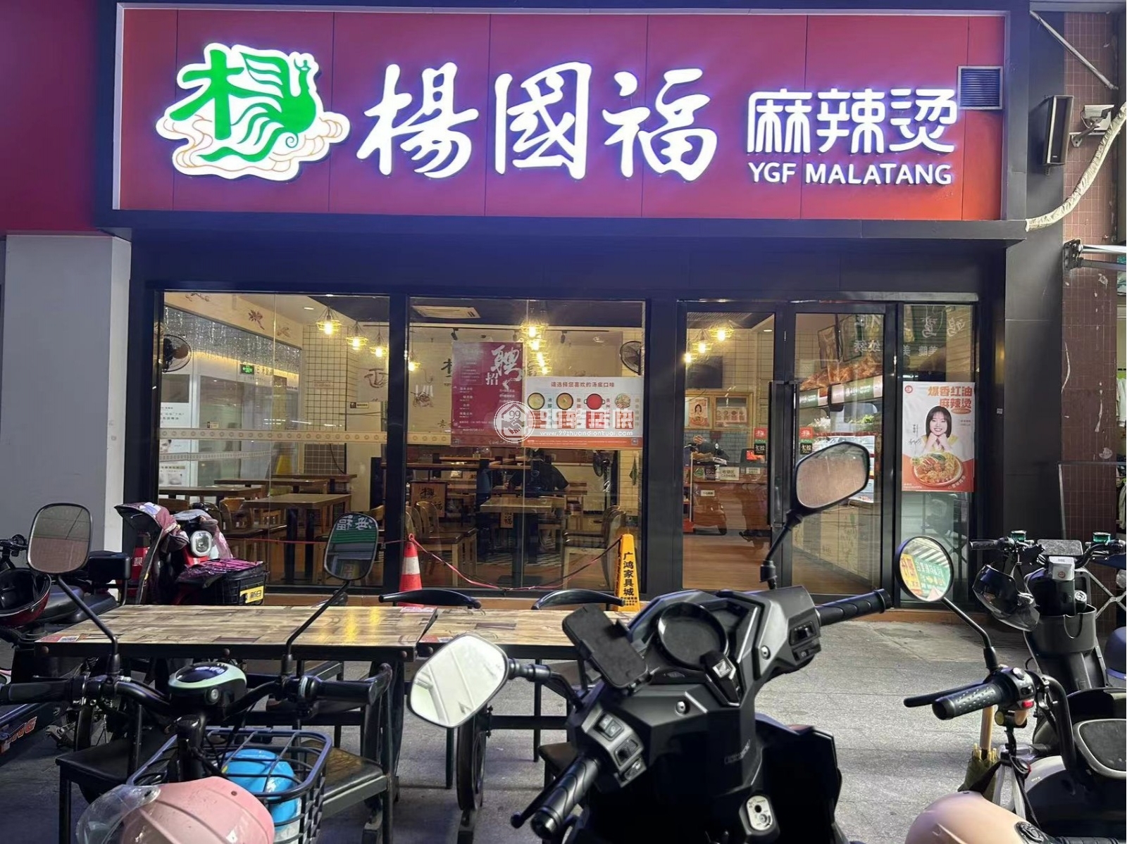 南海萬人小區(qū)成熟商業(yè)廣場出入口經(jīng)營3年連鎖麻辣燙月掙2萬以上轉(zhuǎn)讓